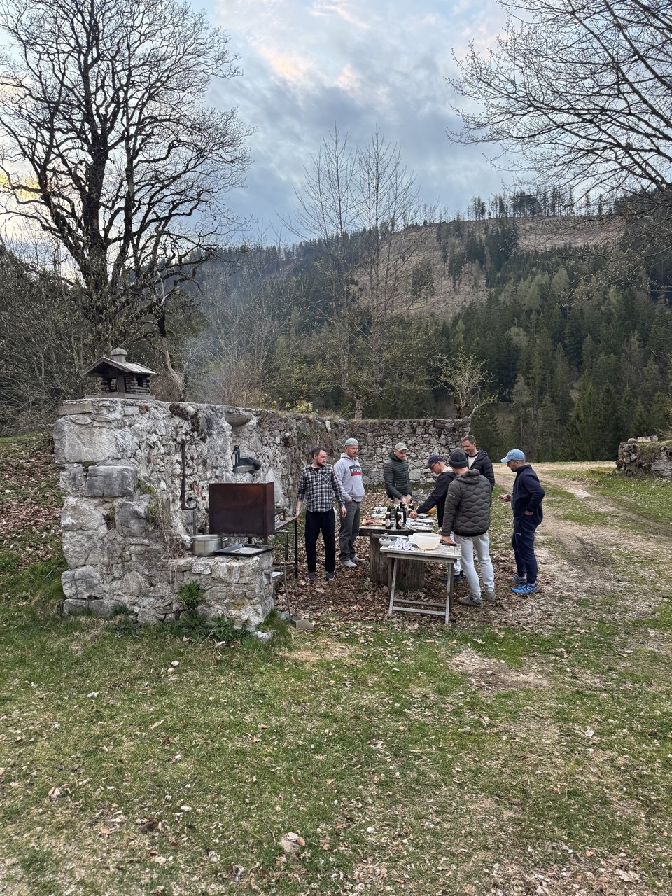 Am Grill, langer Tisch im Abendlicht