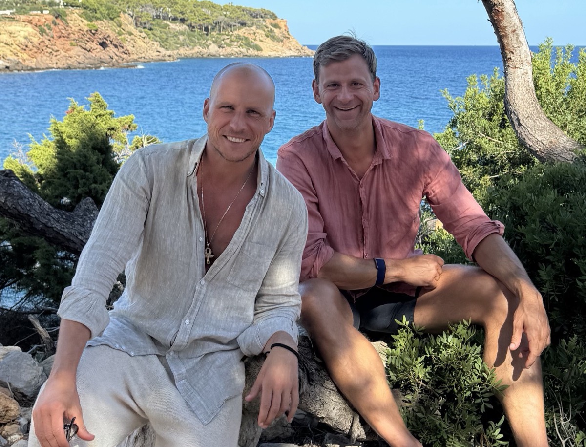 Johannes Eisenburger und Paul Fattinger auf Ibiza, das Meer im Rücken
