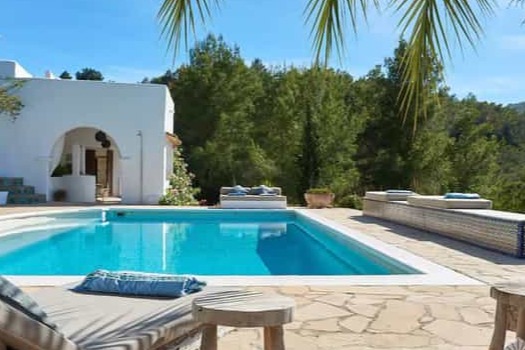Pool und Terrasse vor dem Haus