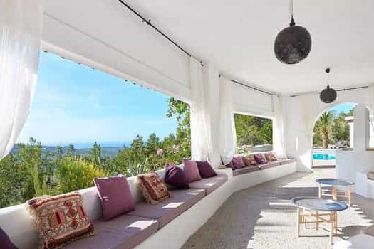 Die offene Terrasse mit Blick aufs Meer