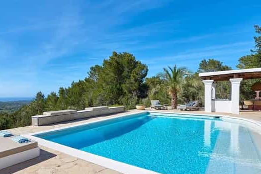 Der Pool mit Blick über die Insel